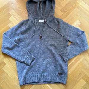 Grå stickad hoodie från Pier One - Asfet stickad tröja från Pier One. Storlek S. Var inte rädd att skriva om du har frågor eller funderingar!    •Skickar snabbt!📦                                    •Pris kan diskuteras!