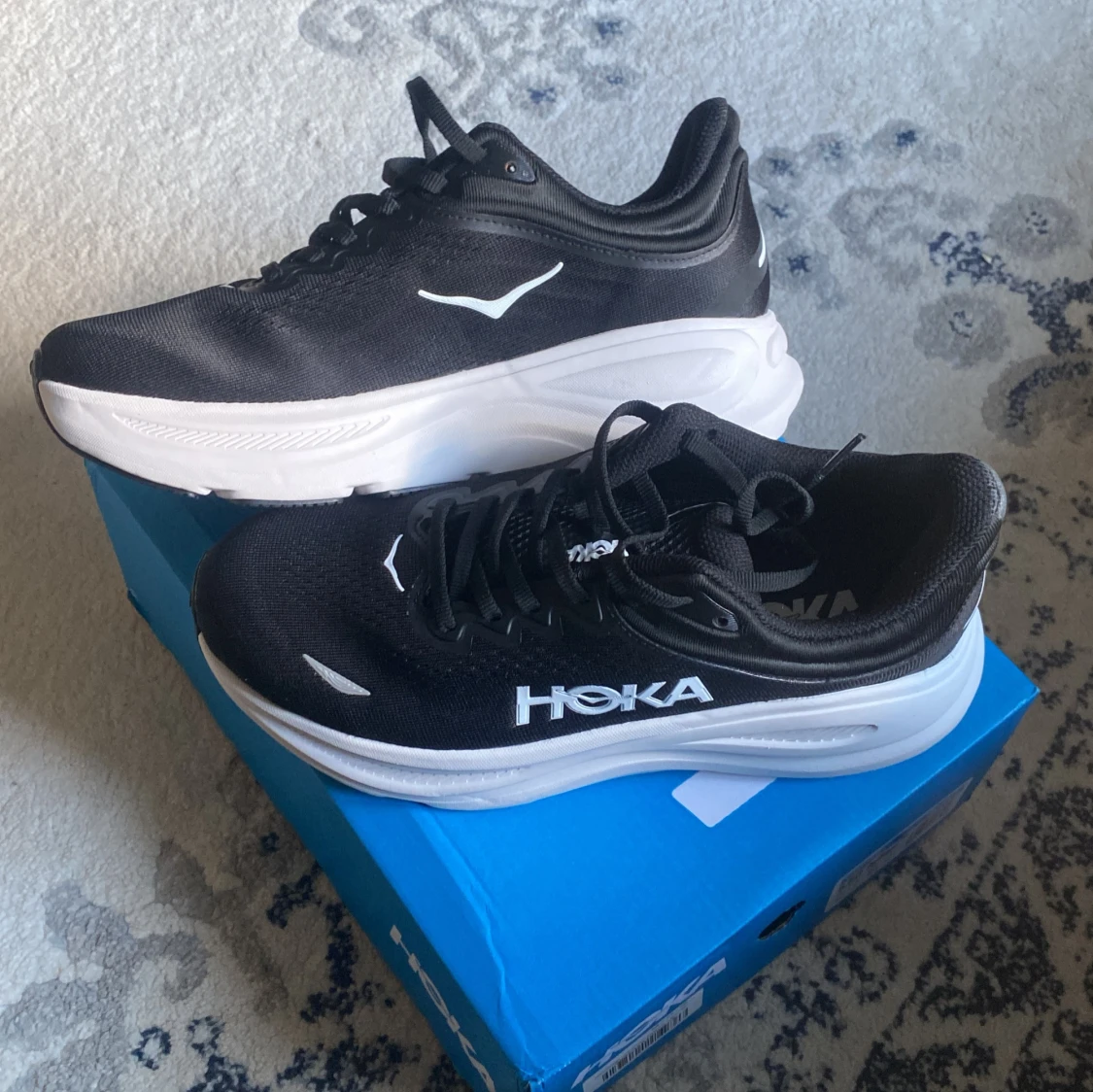 Svarta Hoka sneakers med vit sula - 1