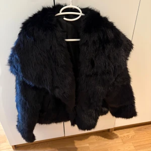 Svart Fuskpäls jacka - Jackan är oanvänd och sitter jätte fint säljer pga av fel storlek😊