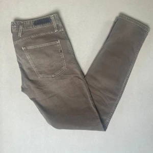 Replay Anbass  -   Replay jeans    Storlek: 31/34   Modell: Anbass Hör av dig vid minsta fundering!🤝 / Jeanslagret 