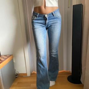 Lee jeans - Säljer dessa favorit Lee jeans som tyvärr är för små för mig nu, dom är i väldigt bra skick och har inga större skador🤍 perfekt för sig som är lång!🩷🩷   Mått: Innerbenslängd 86cm Midjemått 37cm