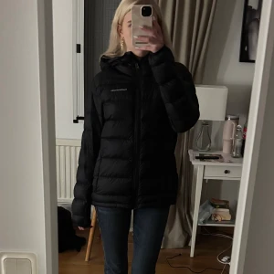 Peak Performance jacka  - Fin pufferjacka perfekt till vintern från Peak Performance. Inga tydliga tecken på användning. Skriv vid frågor 🥰