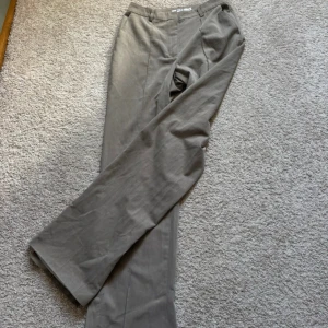 Kostymbyxor - Snygga kostymbyxor med utsvängda ben och slits