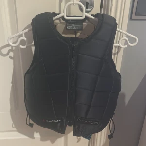 Rid väst - Använd i ca ett halvår, inga skador, helt som ny. Köpte från hööks för ca 3500