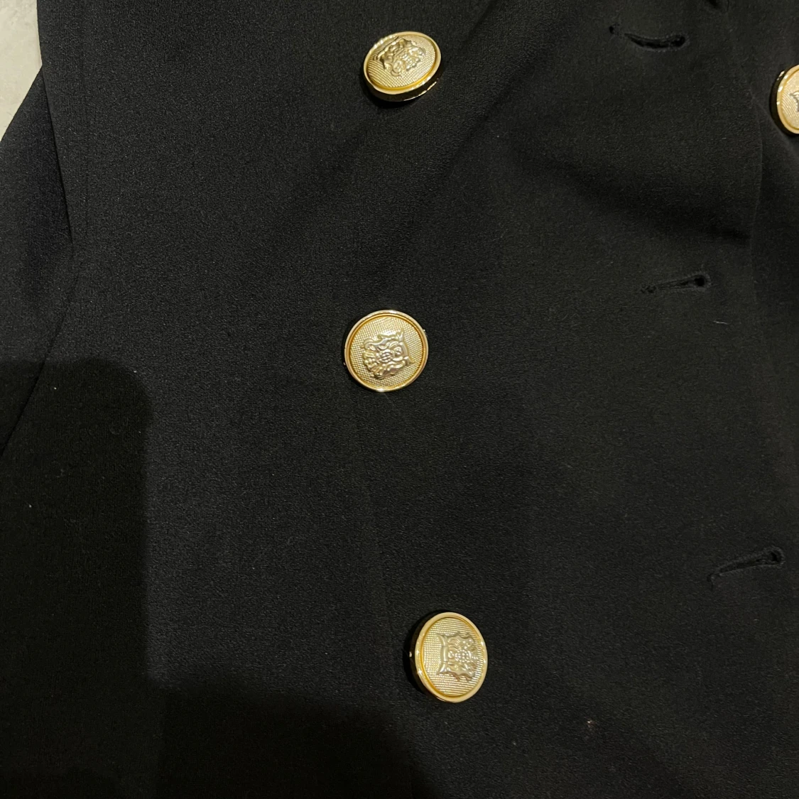 Svart rock med guldknappar - 1