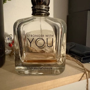 Emporio Armani Stronger With You - Stilren parfym från Emporio Armani med modern design. Perfekt för dig som vill ha en ikonisk flaska i samlingen. Passar dig som gillar att sticka ut med klassiska varumärken.