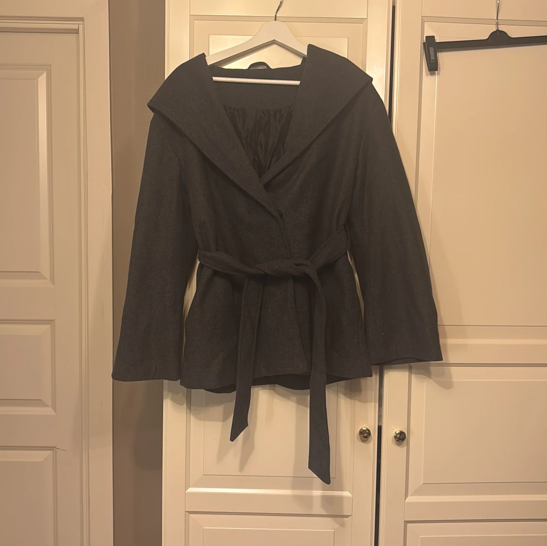 Mörk grå kappa