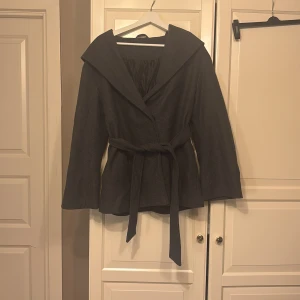 Mörk grå kappa - Använt fåtal gånger
