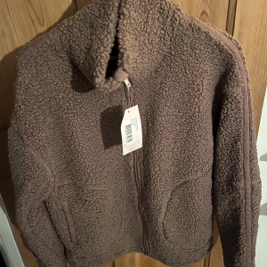 Brun pilejacka från Nelly, stl S - Slutsåld Pile jacka från Nelly i storlek S. Helt ny med prislapp kvar 