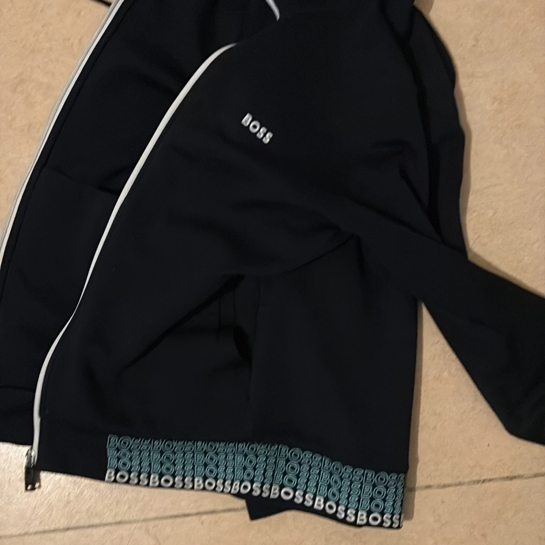 Svart hoodie med dragkedja från BOSS - 1