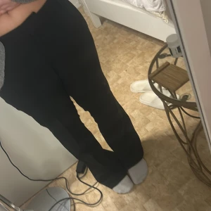 Svarta kostymbyxor från BIK BOK    - Kostym byxorna är i nytt skick, aldrig använda pågrund av att de är för stora. (Köpta för 500kr ) Snygga svarta kostymbyxor från BIK BOK med klassisk rak passform och låg midja. Perfekta för en clean och stilren look. Materialet känns mjukt och har en lätt stretch. 