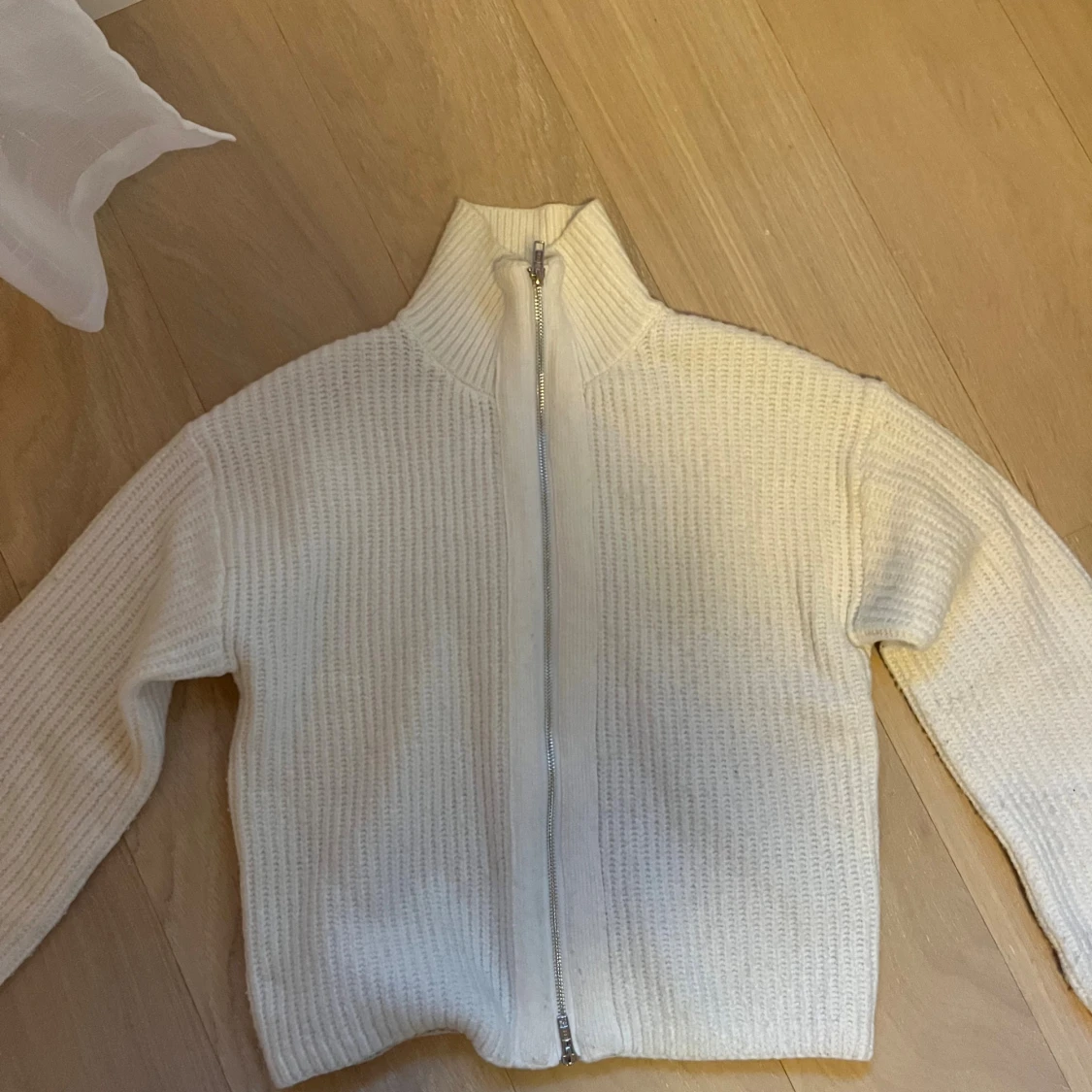 Vit stickad tröja med dragkedja