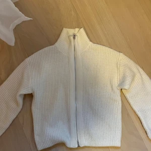 Vit stickad tröja med dragkedja - Supermysig vit stickad tröja från Bik Bok med dragkedja framtill och hög krage. Koftan har ett ribbat mönster och är långärmad och inte stickig, perfekt till hösten💖📦