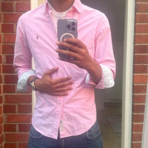 Ralph Lauren skjorta  - Hej, säljer nu en snygg Ralph Lauren skjorta storlek M slim fit. Den är i nyskick och kommer vara otroligt snygg när det blir lite varmare. Nypris ¡1500kr! Kommer sälja mycket liknande inför sommaren så följ och kolla annonser i profilen✅