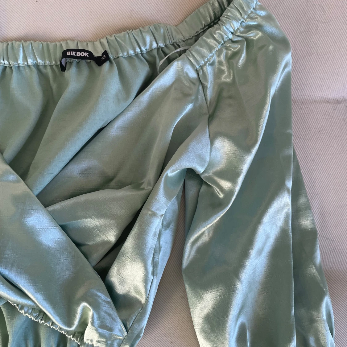 Ljusgrön sattin blus  från Bik Bok