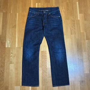 Nudie Jeans Average Joe - Mörkblåa jeans från Nudie. Storlek W30/L34. Utmärkt skick, knappt använda