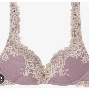 Lila intimissimi bh push up - Superfin lila bh från intimissiumed vackra spetsdetaljer och blommigt mönster. Perfekt för att ge outfiten en romantisk touch. Mjuka kupor som ger ett push up och breda axelband i spets för extra komfort och snygg look.