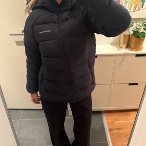  Peak Performance puffer jacket  - Säljer en mörkblå tjock dunjacka från Peak Performance eftersom jag har för många jackor. Nypris: 4000 Mitt pris: 2500
