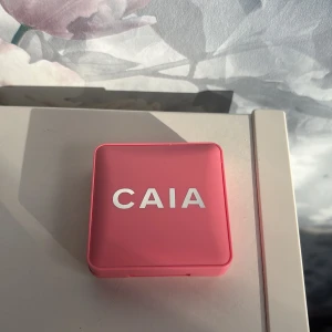 Caia Blush färgen cake pop - Caia blush i färgen cake pop, testad blushen en gång på handen. Ny pris 275 kr.