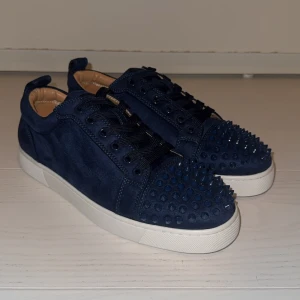  Christian Louboutin - Säljer dessa loubs i denna sällsynta färgen som inte säljs längre. Skorna är helt nya och dustbags hänger med på köpet! Storlek 41, mitt pris 1799kr