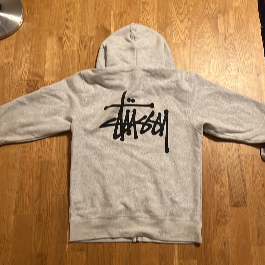 Grå Stüssy zip hoodie med logga - 1