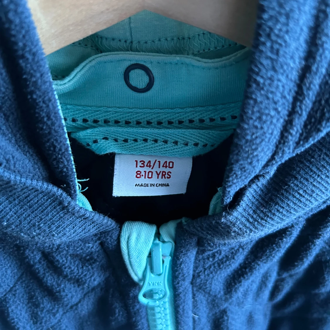 Mörkblå quiltad hoodie med turkosa detaljer - 1