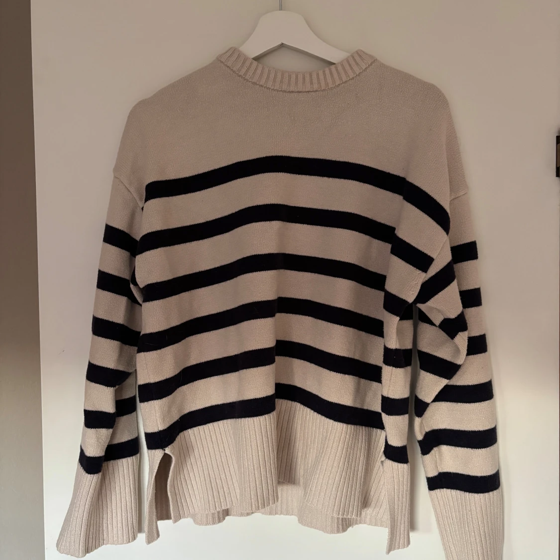 Randig beige och svart stickad tröja