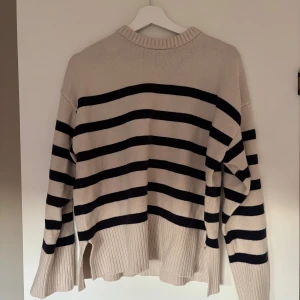 Randig beige och svart stickad tröja - Stickad tröja i fint skick