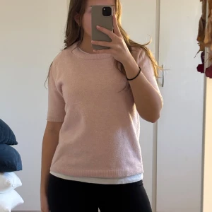 Ljusrosa stickad t-shirt  - Supersöt stickad t-shirt från Nelly i storleken XS, passar även S. Använd någon gång men inga defekter, perfekt till hösten