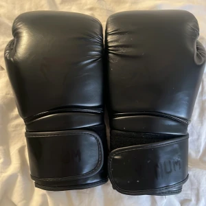 Venum boxning handskar - Säljer mina boxningshandskar som är i mycket bra skick. Använda få gånger och väl omhändertagna. Säljer dem eftersom jag tyvärr inte har tid att träna längre.