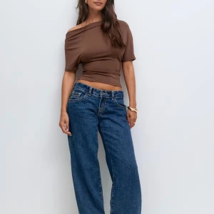Low waist wide jeans  - Säljer dehär skit snygga lite baggy och lågmidjade jeansen från gina, då de är lite förstora tyvärr. Hör av er vid frågor eller prisförslag!