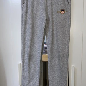 Grå mjukisbyxor från Gant 176 cm - Som ni ser på bilden så har den ingen skada alls men storleken är lite svårt att veta eftersom det inte står tydligt på. Men jag kan beskriva genom att mäta bredden och längden/höjden i cm. Så midjan/bredden runt mage då är 76cm. Och höjden/ längden är 113cm. Annars om ni har frågor meddela mig gärna så svarar jag direkt! 💕