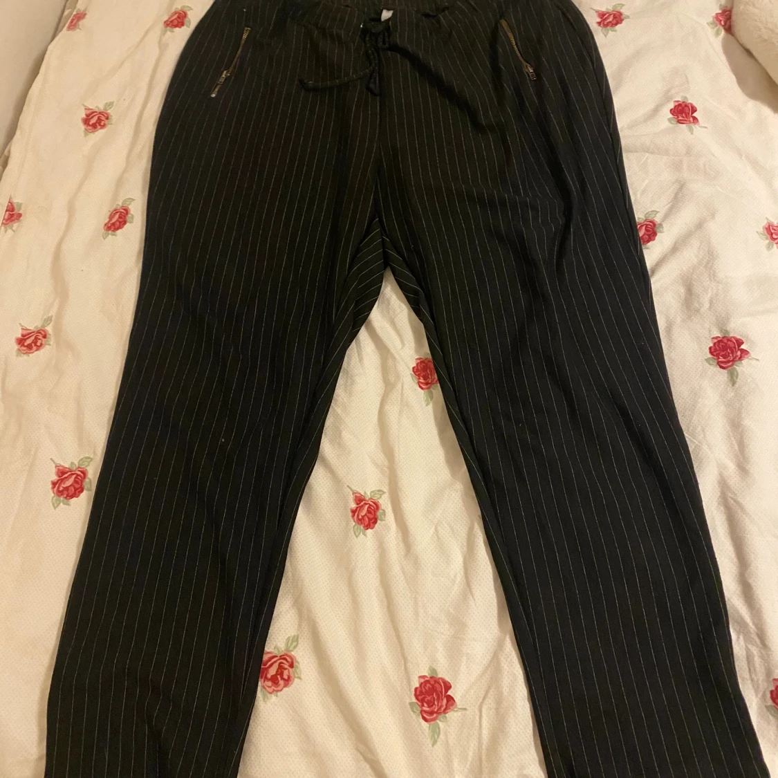 Svarta randiga byxor med snörning - 1