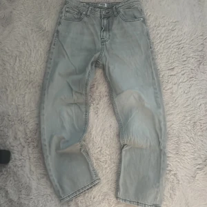 Ljusgrå jeans från Jack & Jones - Säljer ett par ljusgrå jeans från Jack & Jones i klassisk femficksmodell. Jeansen har raka ben och normal passform, tillverkade i mjukt denimtyg. Perfekta för dig som gillar en clean och enkel stil.