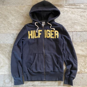 Vintage Tommy Hilfiger zip - Vintage Tommy Hilfiger kofta i st S! Passar perfekt till chill och avslappnad stil! Hör av dig vid ytterligare frågor! Mvh Henry 