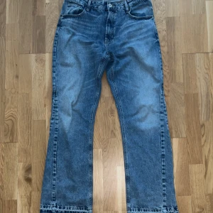 Zara flared jeans  - Helt nya Zara flared jeans , använd 1 gång storlek 32/32 , inga defekter, nypris 600 mitt pris 250 