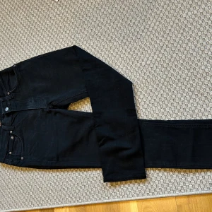 Svarta nudie jeans - Svarta nudie jeans i bra skick. Storleken på jeansen är 30/32 men de är avkapade till ca 30/30. Hör av er om ni har frågor! Pris går att diskutera.