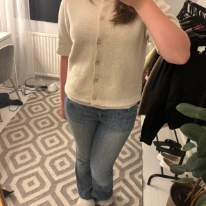 Kortärmad stickad kofta - Jättefin stickad kofta från Kappahl. Sparsamt använd🥰