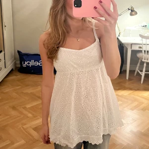 Blus - Så fin blus med en liten slits 💗Pris går att diskutera vid snabb affär!!