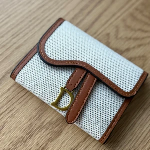 Fin plånbok  - Fin ny liten plånbok som inte kommer till användning:) Skriv gärna om du har frågor!