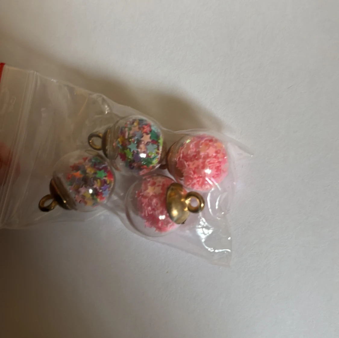 Färgglada glaskulor med stjärnor till smycken - 1