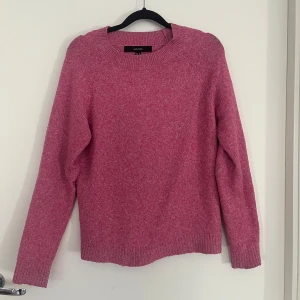 Rosa stickad tröja från Vero Moda XS - Mysig rosa stickad tröja från Vero Moda i storlek XS. Tröjan har rund halsringning, ribbade muddar och lång ärm. Perfekt för kyliga dagar och enkel att matcha med jeans eller kjol.