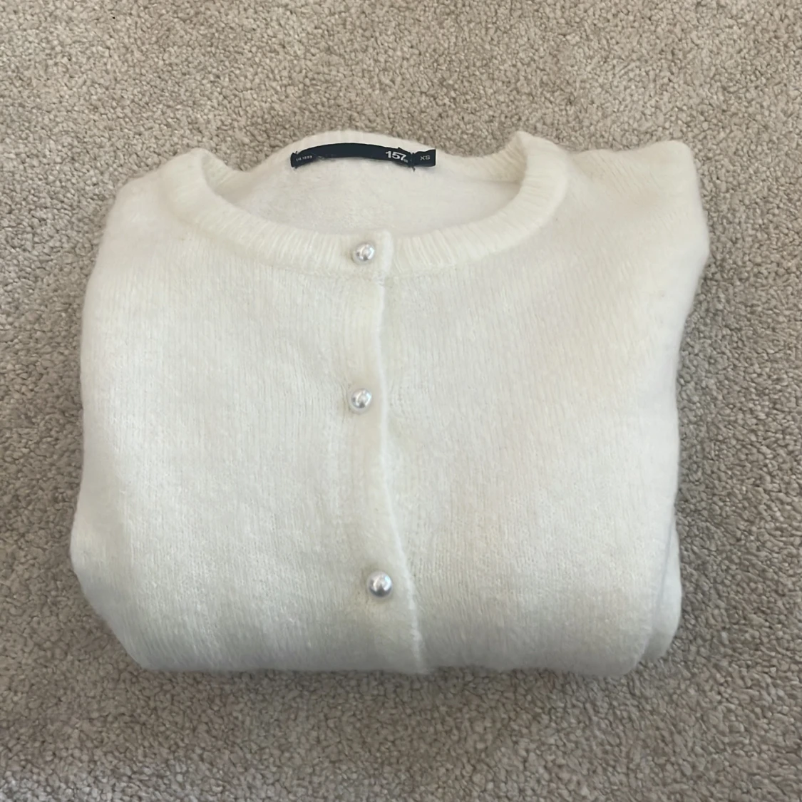 Vit kofta med pärlknappar från 157 - 3