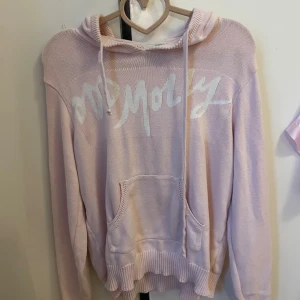 Stickad hoodie från odd Molly  - Stickad luvtröja från oddmolly 🩷 Ett litet hål på armen ( se sista bilden) annars bra skick! 
