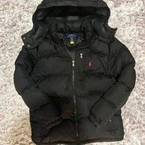 Polo Ralph Lauren - Down hooded jacket   - Snygg Ralph lauren jacka i bra skick säljes! Något använd, sparsamt använd saknar dock än etikett. Skick 7/10. Är en barn 14-16 men sitter som XS. Grym passform och stilren design. Priset kan diskuteras vid snabb affär! Hör av dig om du vill ha mer info eller bilder! 👏🤝