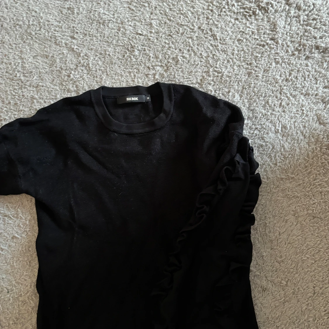 Svart stickad tröja med volang från Bik Bok - 1