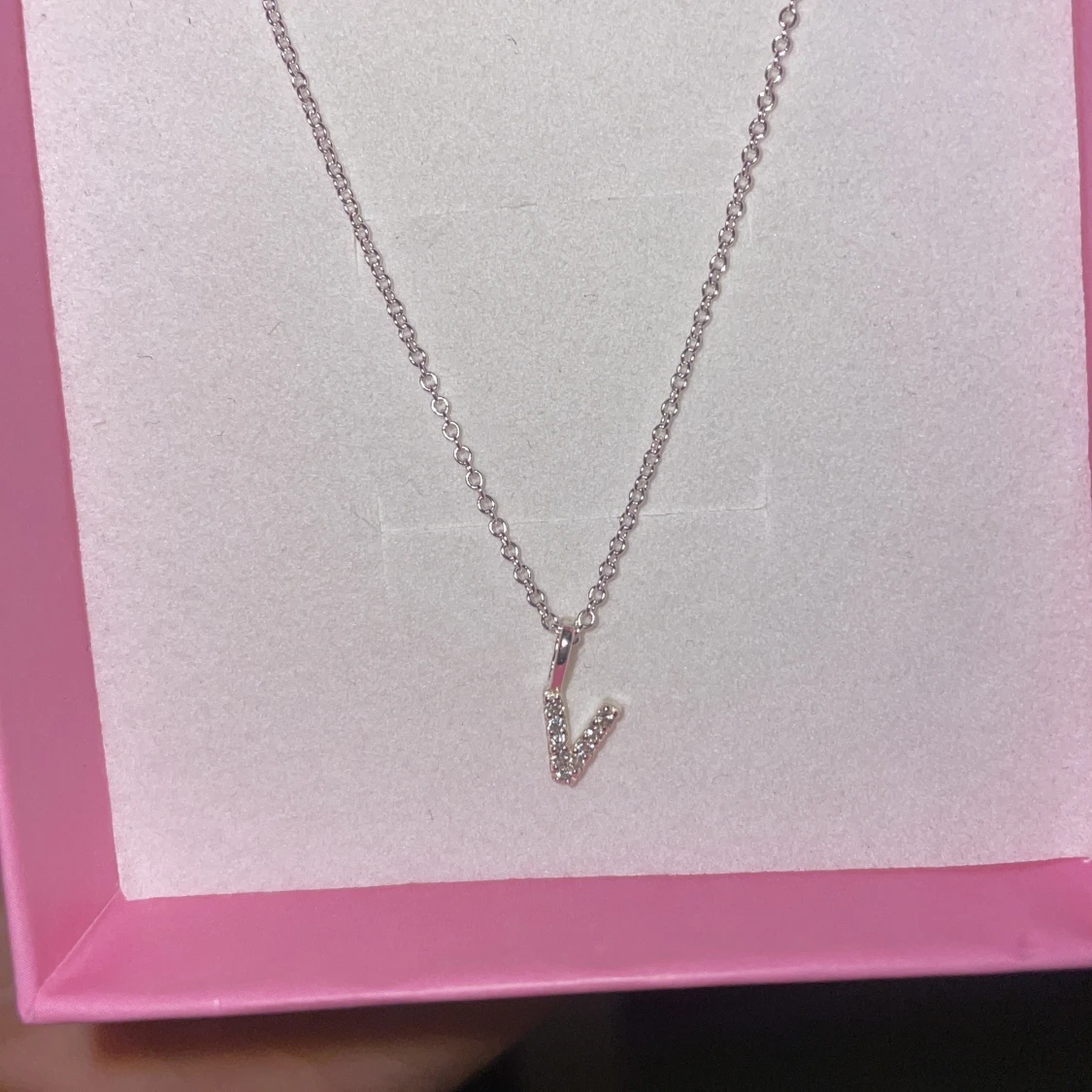 Silverhalsband med V-hänge och stenar - 1