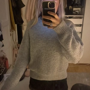Går skön tröja från Lindex - Har använt några gånger lite nopprig men inget som märks🤗