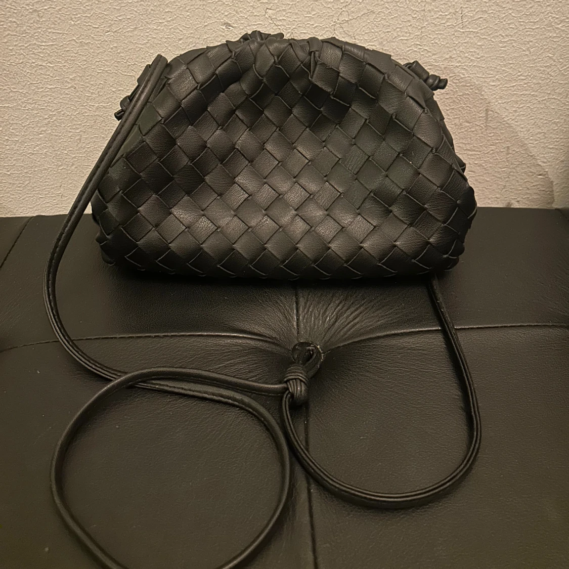 Svart axelväska från Pitaya i skinn