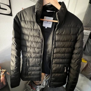 Svart pufferjacka från Moncler - Säljer en svart pufferjacka från Moncler med klassisk quiltad design och hög krage. Jackan har dragkedja framtill, två fickor med dragkedja och Moncler-logga på ärmen. Perfekt för kyliga dagar och riktigt snygg till streetwear. Välanvänd. Lite lösa trådar osv. Den är gammal men funkar.  Diskuterar jättegärna pris🫶💕  Stl S - XS